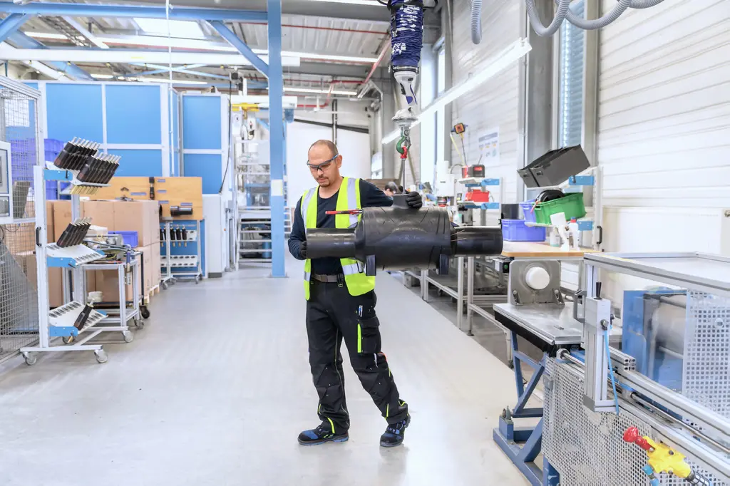 Transporting the shut-off valve from the assembly table to the welding fixture with the JumboFlex 50.